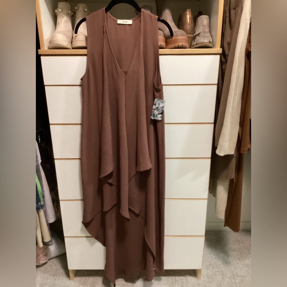 🥰 Beautiful flowy dress! High-low. Satiny.